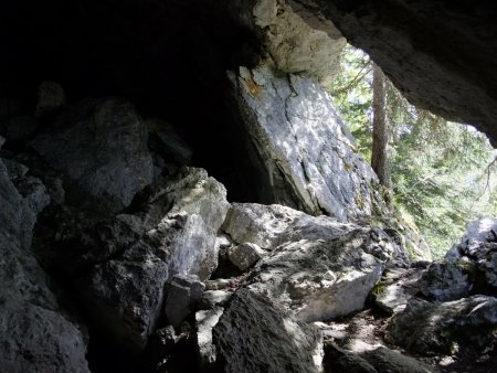 On passe à proximité d’une autre petite grotte, juste une salle dans le rocher...
