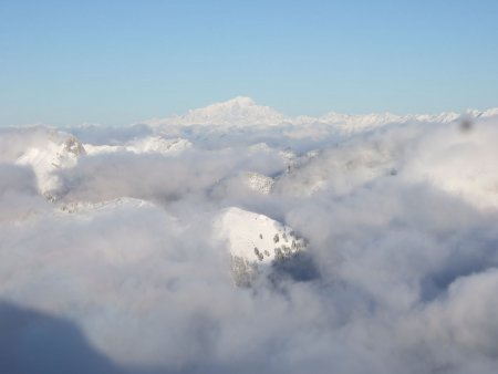 Au loin, le Mont Blanc domine tout.