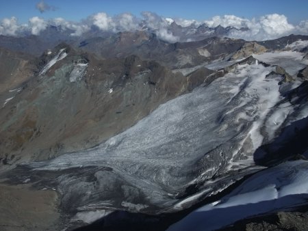 Le glacier de Gliairetta, et au loin le Grand Paradis.