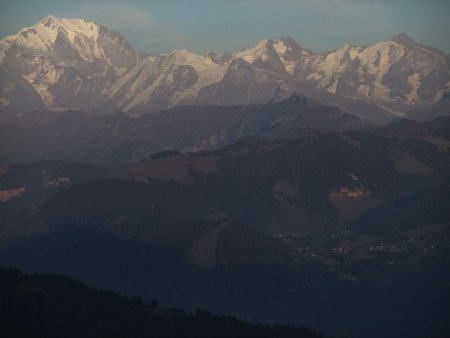 Le massif du Mont Blanc éclairé par le couchant.