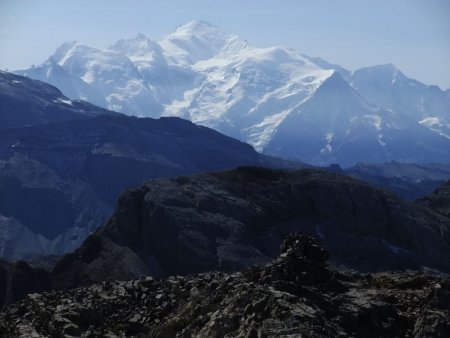 Au loin, le Mont Blanc domine.