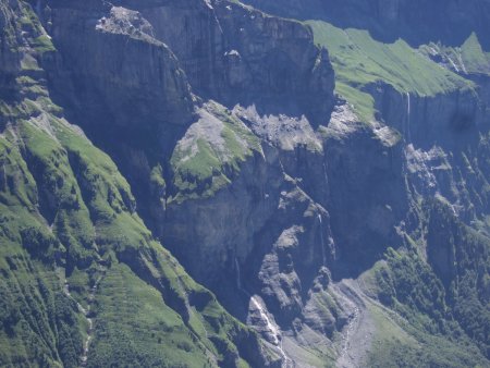 Les falaises et les cascades du Tenneverge.