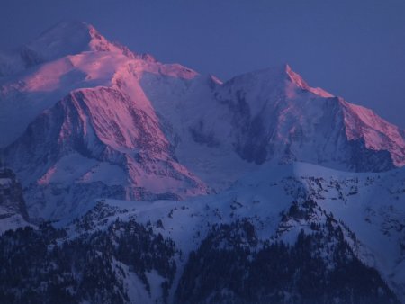 Le Mont Blanc reçoit les dernières lueurs du couchant.