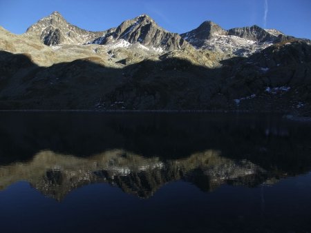 Les Rochers Badon, Blanc et la Pyramide se reflètent dans le lac de la Motte.