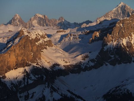 Zoom sur le col de Monthieu et, au loin, les aiguilles du massif du Mont Blanc.