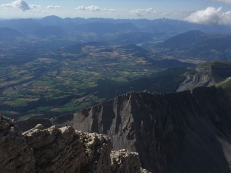 Depuis le sommet, vue sur le Trièves et la barrière est du Vercors.