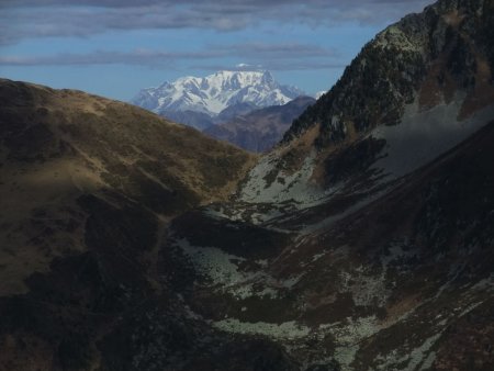 Le Mont Blanc, au loin derrière le col de la Perche.