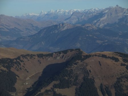 Au fond, l’Oberland bernois : Eiger, Mönch, Jungfrau...