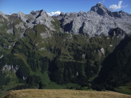 Regard sur la Pointe Percée et la pointe de Bella Cha. Derrière, le Mont Blanc.
