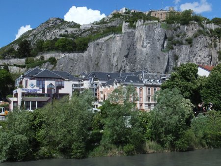 La Bastille vue depuis les rives de l’Isère.