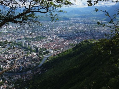 En montant au Rachais, vue sur l’est de Grenoble.