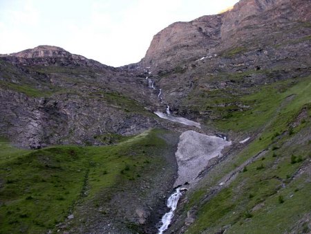 Les barres rocheuses du Torrent de Charbonnel qu’il faut franchir pour accéder au Glacier par l’itinéraire supérieur de ski de rando