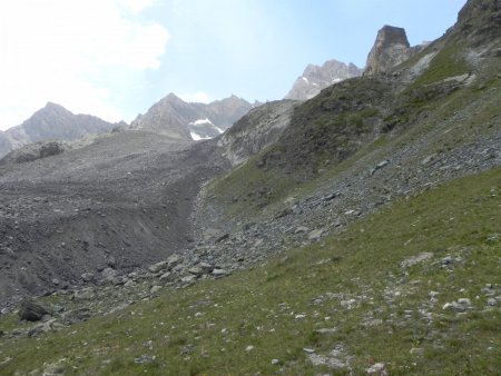 Les alpages de la montée avec le massif de Chambeyron en arrière-plan