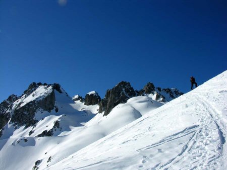 Montée au Col des Aiguillons avec le Grand Pic de la Lauzière en toile de fond