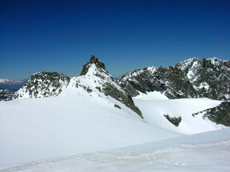 De gauche à droite : le Mont de Gébroulaz, l’Aiguille de Polset, l’Aiguille de Péclet et la traversée du glacier.