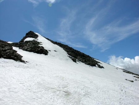 En redescendant sur le glacier, vue arrière du sommet