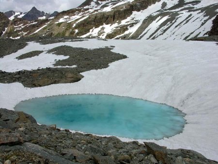 Un petit lac sans nom qui nait au pied du glacier