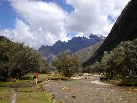 Descente le long du torrent (vallée de Huaripampa)
