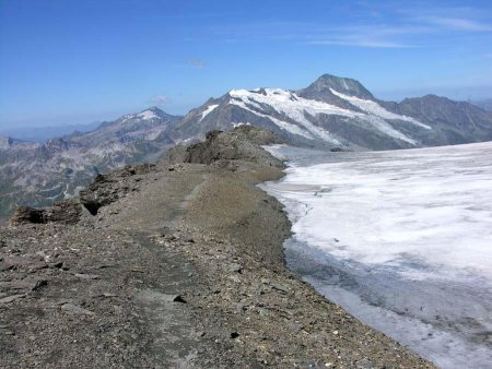 Le sentier en bordure du glacier