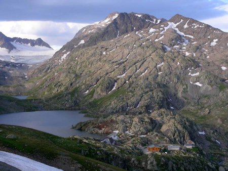 Le Col Nord surplombe les lacs et le refuge de l’Etendard 