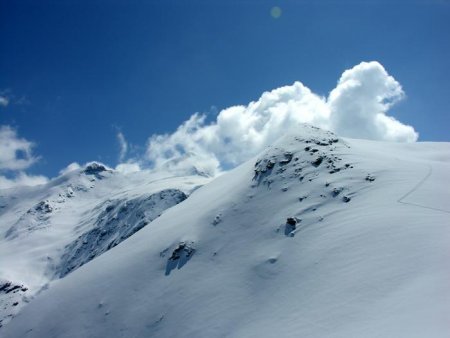 Le sommet en vue- Au fond le glacier et l’aiguille de la Grande Sassière