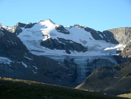 Vue sur le glacier du plateau supérieur et la moraine d’accès, à gauche