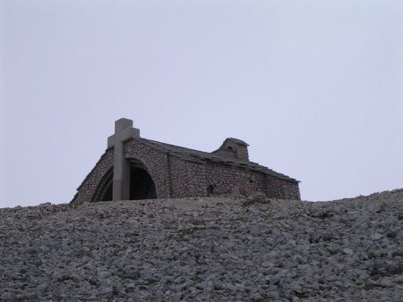 La chapelle Ste-Croix juste sous le sommet du Mont-Ventoux