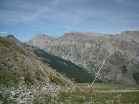 Les contreforts puissants des sommets dominant le vallon de Demandols. La cime triangulaire sur la gauche est la cime de Pal (2818m).
