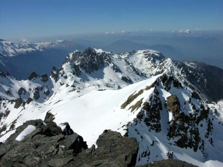 Vue sur la montée et la traversée depuis le Col de la Grande Vaudaine, au fond à gauche