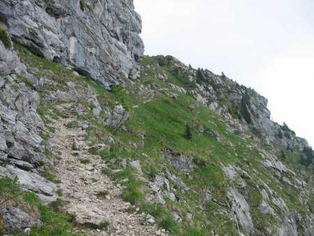 Le sentier de montée sous la falaise
