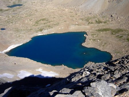  	Le lac de Neuf couleurs depuis le sommet.