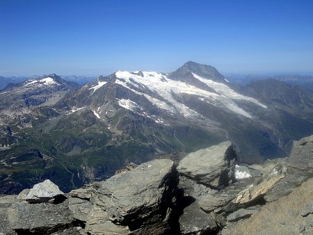 Sommet de Bellecôte (3417m), Dôme de la Sache (3588m) et Mont Pourri (3779m) depuis le sommet.