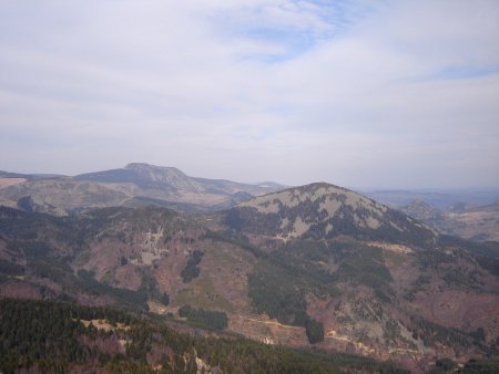 Au sommet, le ciel se voile sur le Mont Mézenc et le Suc de Sara.