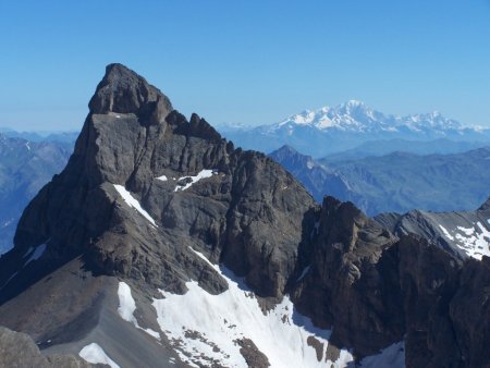 Aiguile Méridionale d’Arves sur fond de Mont Blanc.