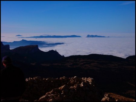 Le Rocher de Plautret et la Dent de Die, au-dessus d’une mer nuageuse recouvrant la Vallée de la Drôme.