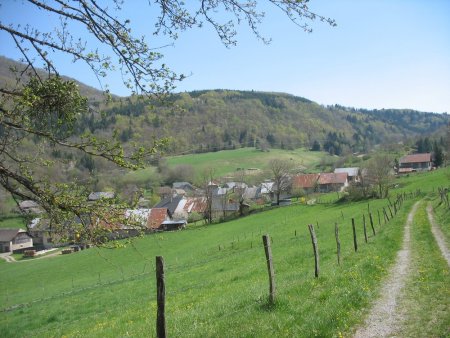 Village de Routhennes vu de la piste de retour vers Sainte-Reine