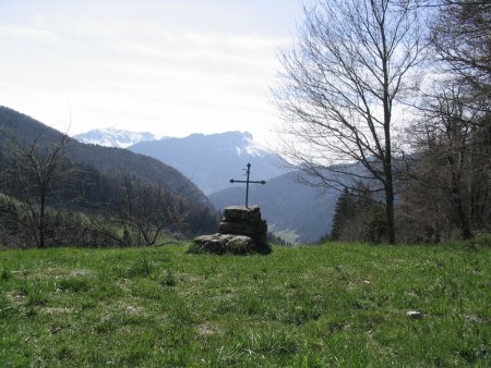 La croix des Garins, face à la Dent d’Arclusaz.
