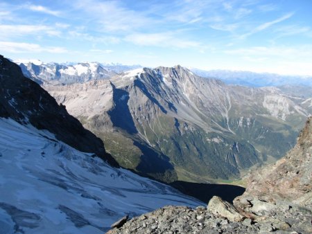 Vue du col des Roches (3435 m). Le glacier du Geay, encore dans l’ombre.
