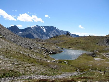 En redescendant. Vers 2500 m, le lac des moutons. Au fond, le massif de Bellecôte.