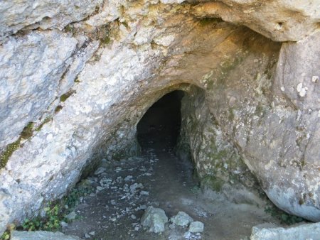 Grotte en dessous du Mont Colombier