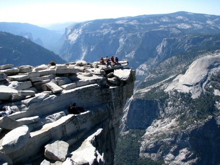 Vue sur la vallee de Yosemite depuis le sommet de Half Dome