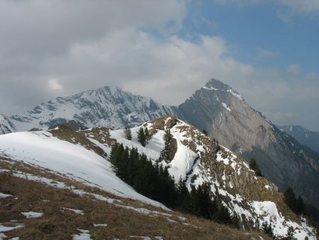 La crête et le Grand Roc encadré par le Mont d’Armenaz et le Mont Pécloz