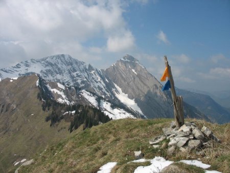Pointe de Chamosseran (alt. 1.935 m), Mont d’Armenaz et Mont Pécloz vus du sommet