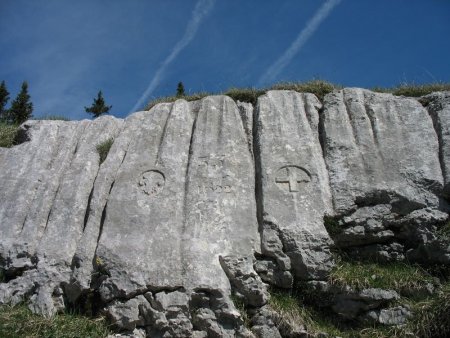 L’inscription marquant l’ancienne  frontière au sommet du Pas