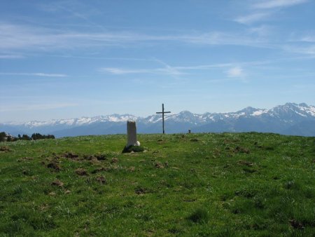 La borne frontière devant  la Croix de l’Alpe - Chaîne de Belledonne