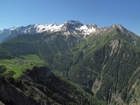 Le massif du Rochail.