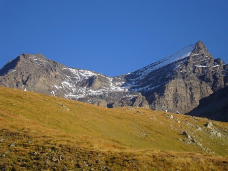 Vue sur les Aiguilles Rousses (3432m et 3482m) lors de la montée sur Plan Sec.