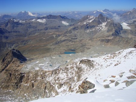 Vue sur le secteur du Carro et les lointains hauts sommets : la pointe Matthews (3783m), la Grande Casse (3855m), la Grande Motte (3653m), le mont Pourri (3779m) et la Grande Sassière (3747m).