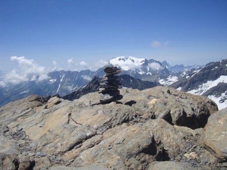 Le cairn sommital et le Mont Vélan (3727m) en arrière plan.