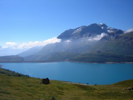 Le mont Giusalet et la digue du barrage.